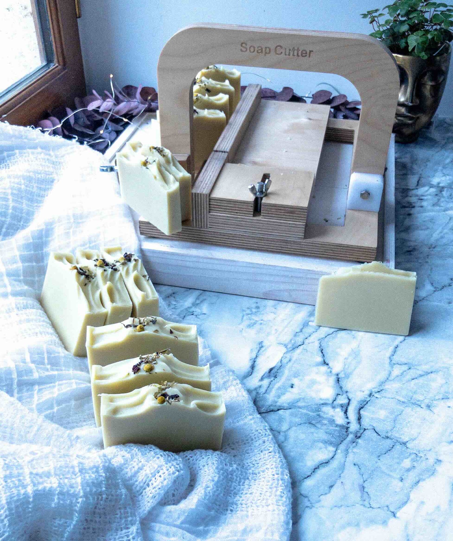 Wooden soap cutting device cutting natural hand-made soaps